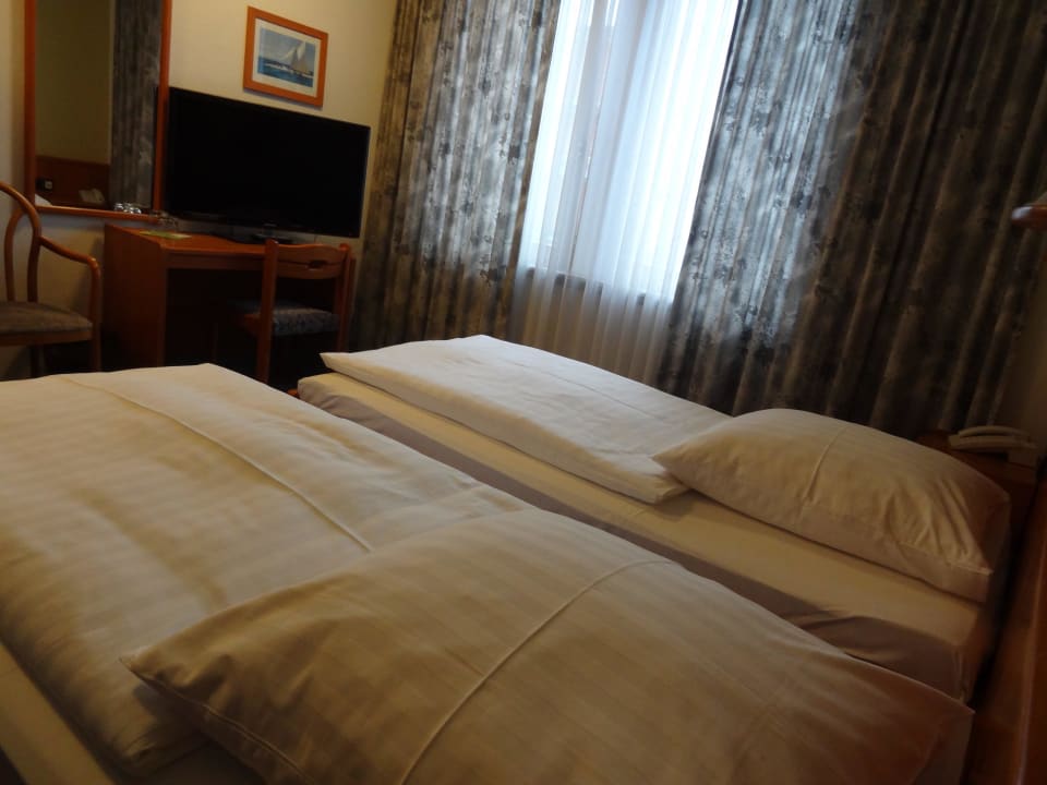Eher ein Bett zuviel im Raum Hotel Astoria