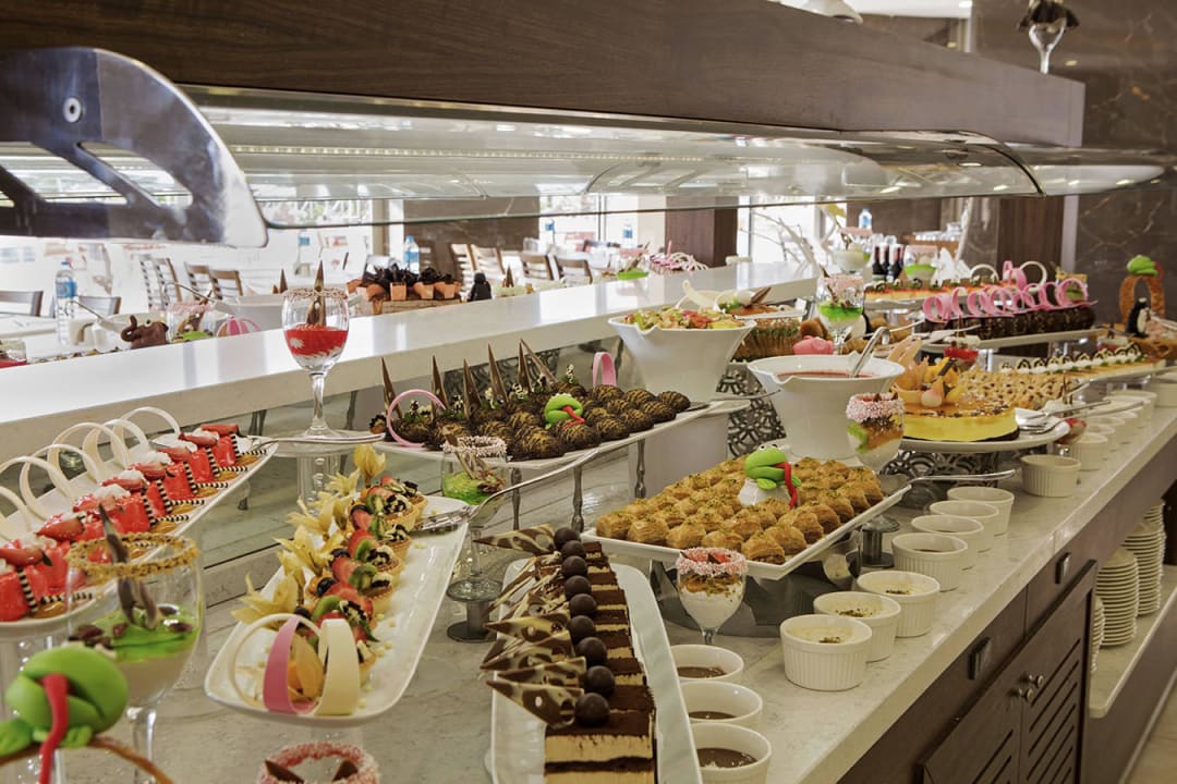 Buffet Ramada Resort Kusadasi & Golf