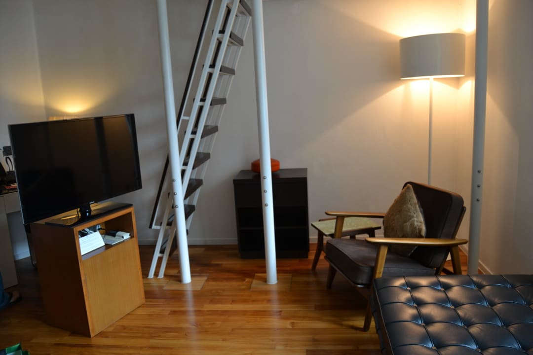 Wohnzimmer,Treppe nach oben ins Schlafzimmer Hotel New Majestic