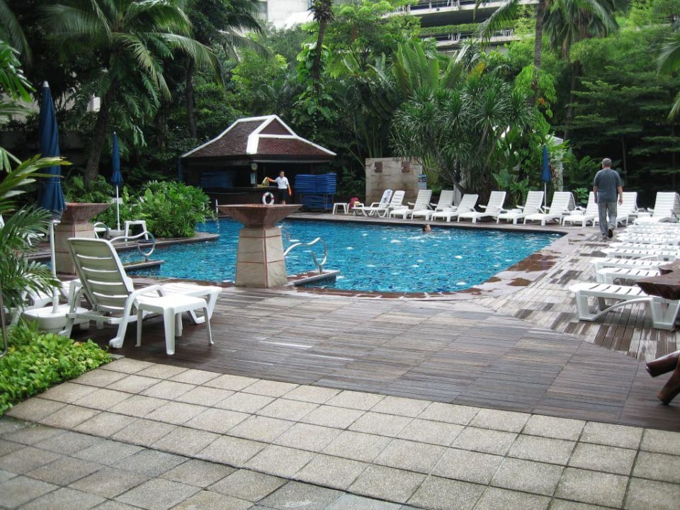 Ein Pool mitten in der Großstadt Centara Grand at Central Plaza Ladprao Bangkok