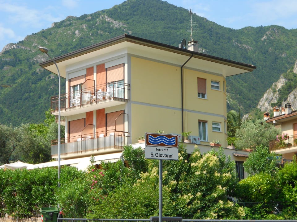 Von der Straße aus  Villa Grazia