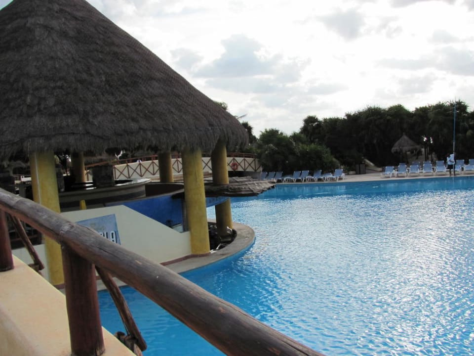 Eine Hälfte des großen Pools Bahia Principe Grand Tulum