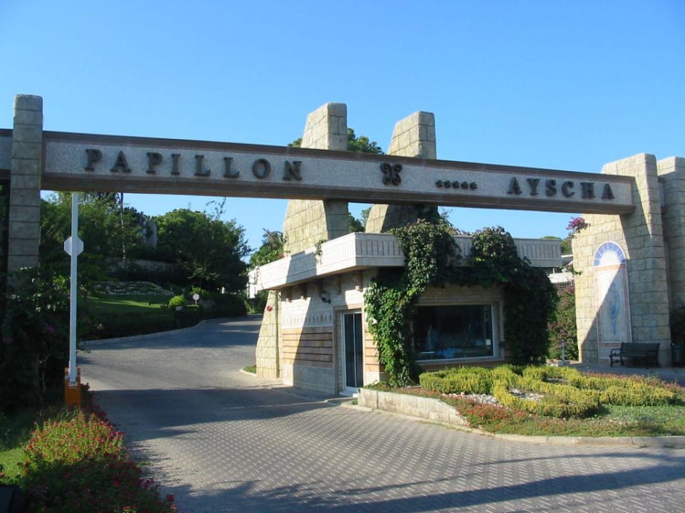 Einfahrt zum Club Papillon Ayscha