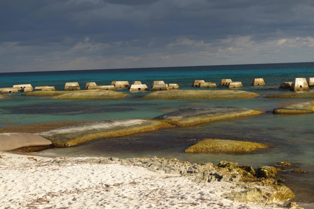 Sandsäcke und Wellenbrecher und Tang El Dorado Royale
