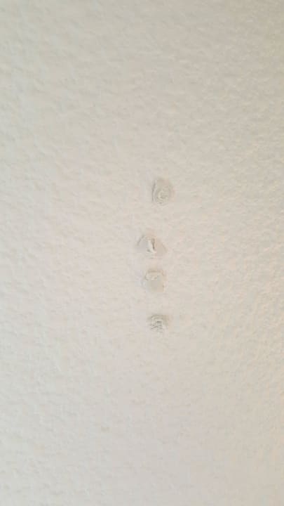 Kaugummi an den Wänden Campanile Val de France