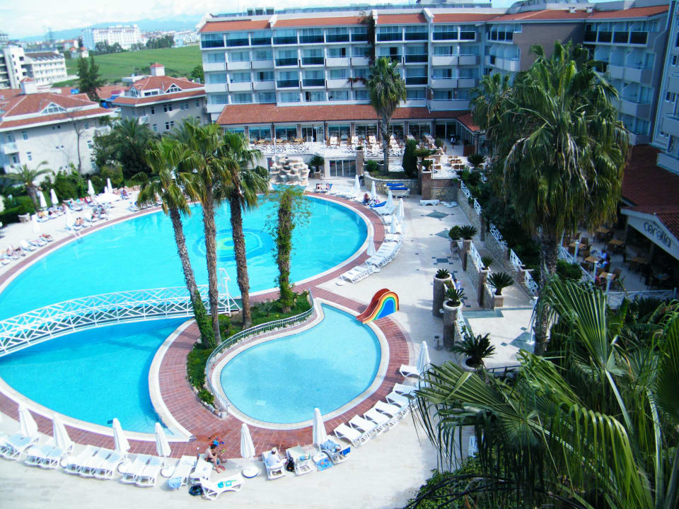 Blick vom Zimmer auf den Pool  Seaden Corolla Hotel