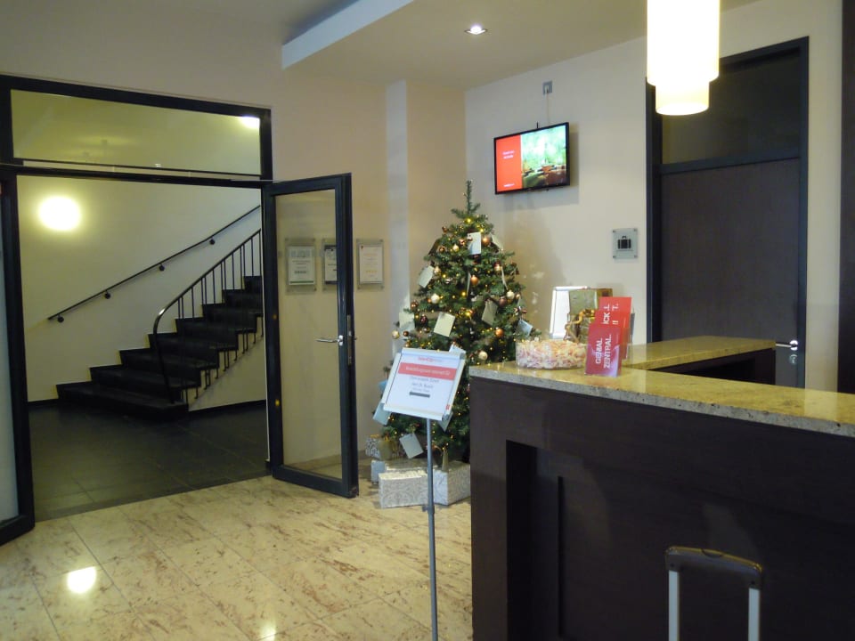 Treppenhaus und Fahrstühle IntercityHotel Hannover