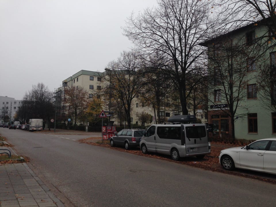 Straße vorm Hotel Hotel Perlach Allee by Blattl