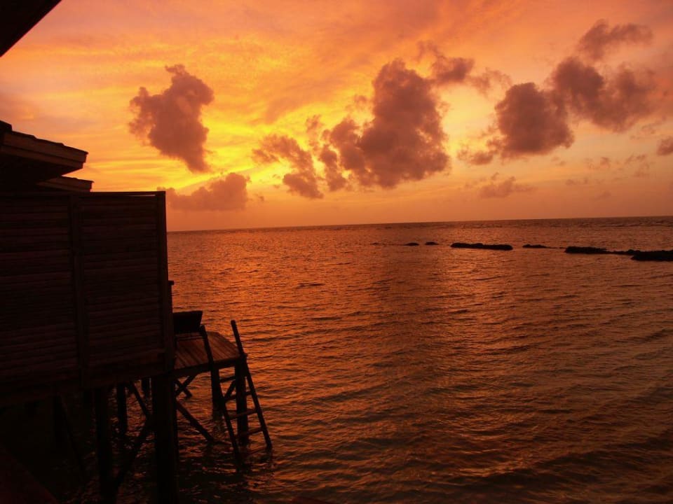 Sonnenuntergang am Wasserbungi Kuredu Island Resort & Spa