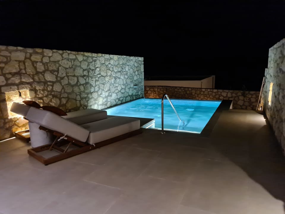 Pool The Royal Senses Resort, Curio Collection by Hilton