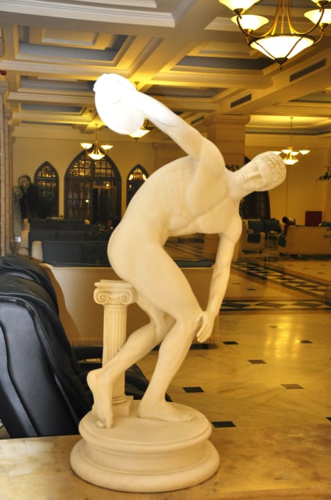 Viele schöne Figuren in der Lobby Lindos Princess Beach Resort & Spa