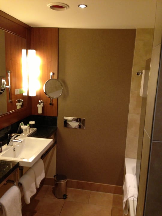 Exonomy Zimmer Bad Lindner Hotel Hamburg Am Michel, part of JdV by Hyatt