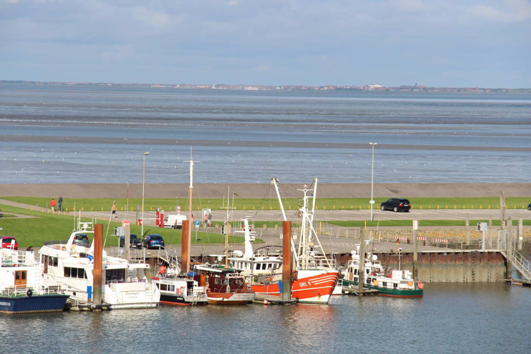 Über Jachthafen / Anleger n. Juist Hotel Fährhaus