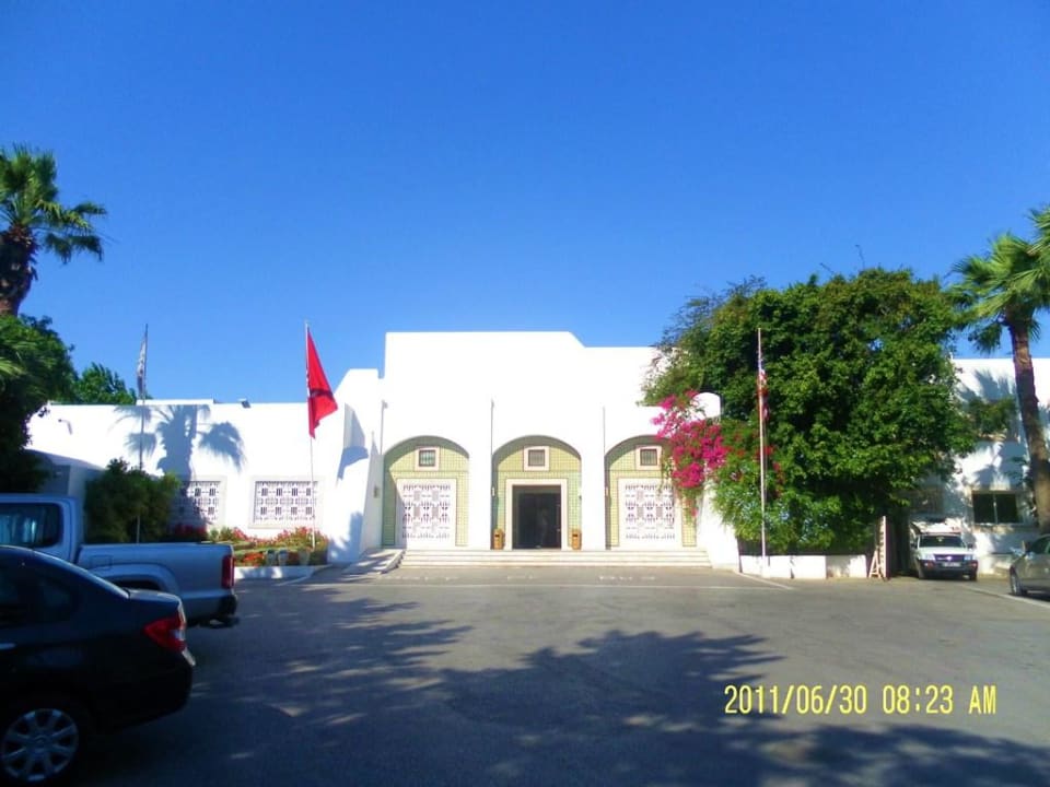 Haupteingang des Hotels The Orangers Beach Resort and Bungalows