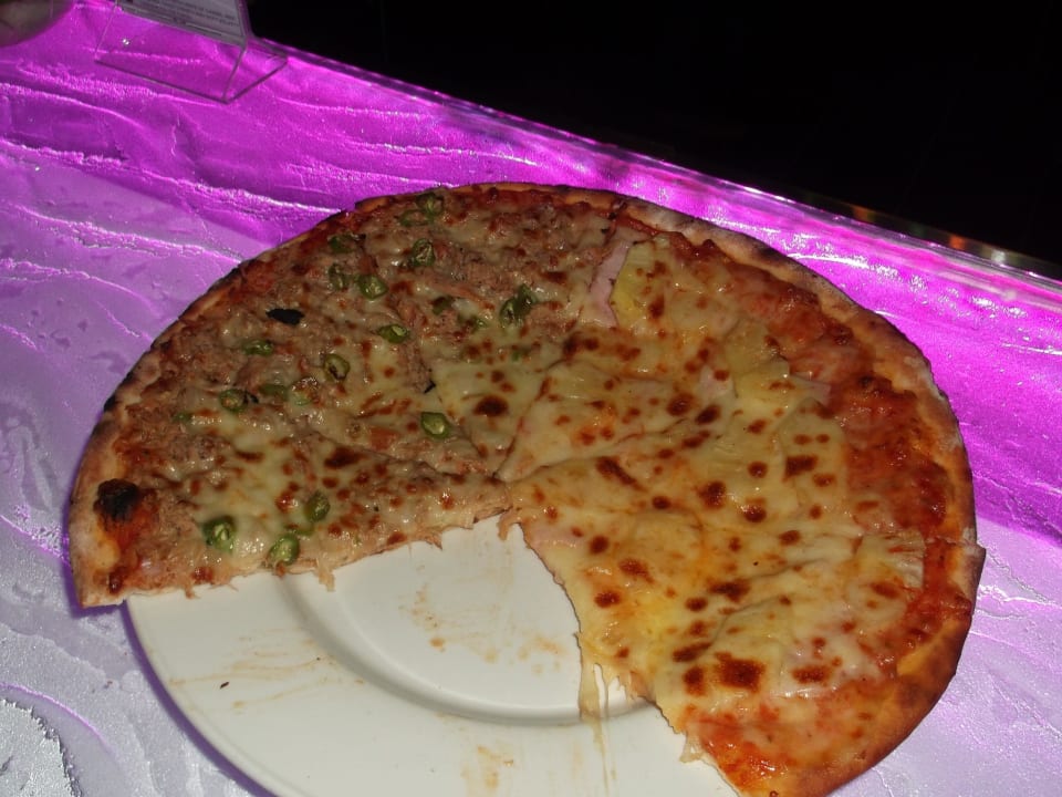 Pizza (sehr lecker) Meeru Maldives Resort Island