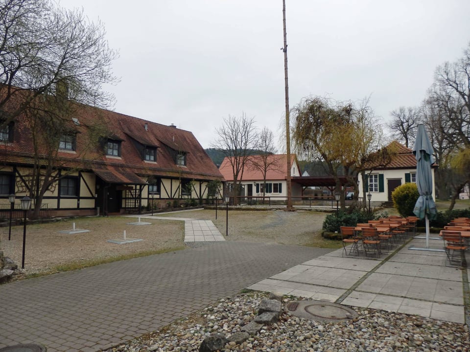 Links wohnen, rechts essen Landgasthof Mörsbergei