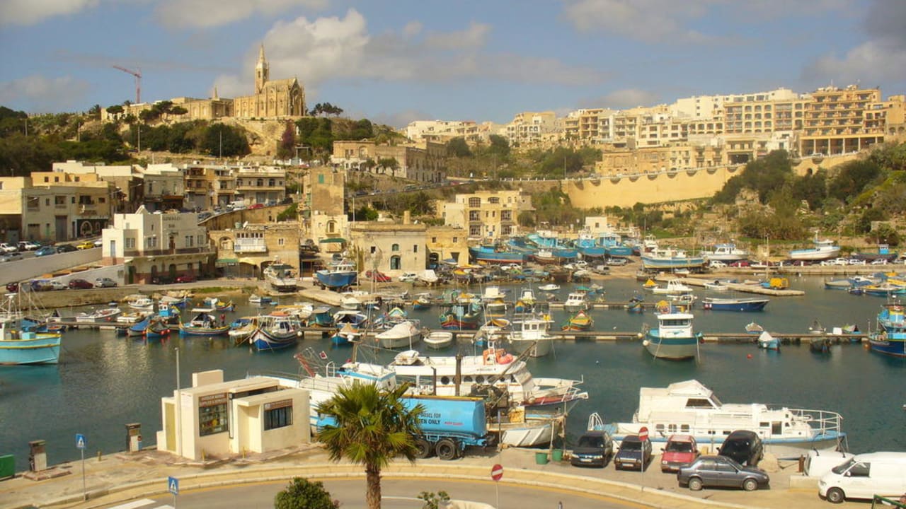Das Hotel rechts oben Grand Hotel Gozo