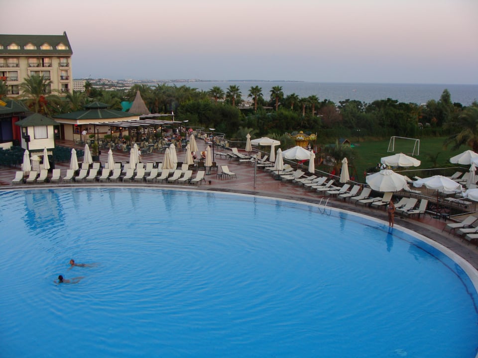 Widok na basen ze zjeżdżalni Hotel Turan Prince