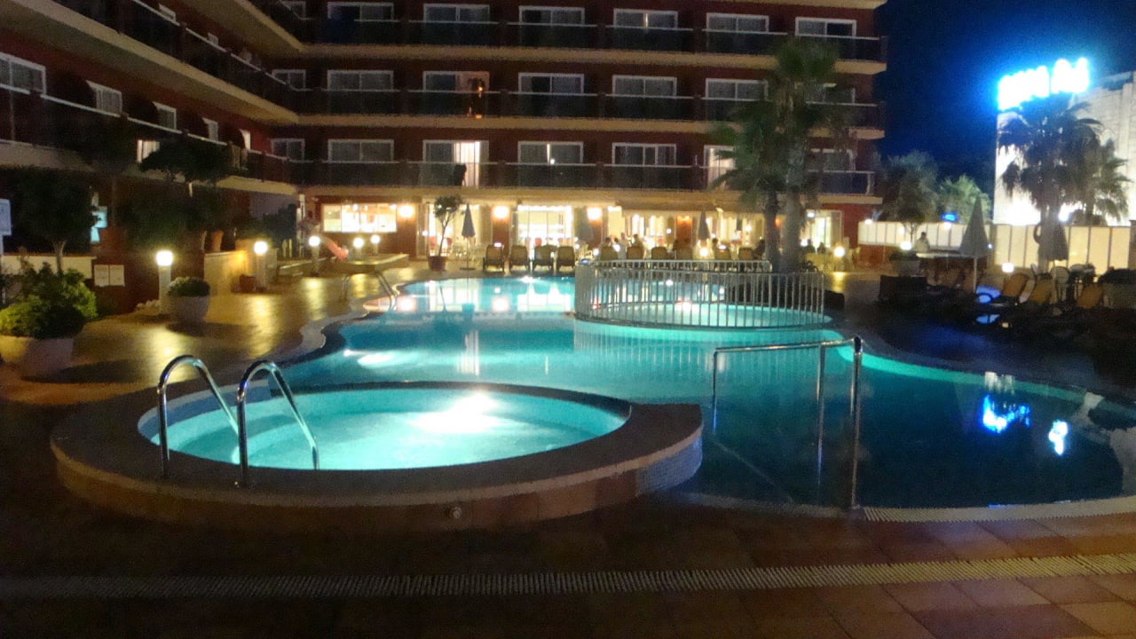 Pool & Hotel abends Universal Hotel Neptuno - Adults Only