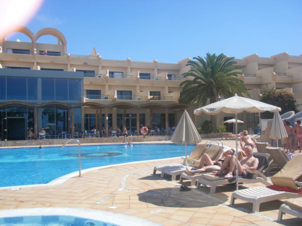 Blick vom Pool auf unser Zimmer SBH Hotel Taro Beach