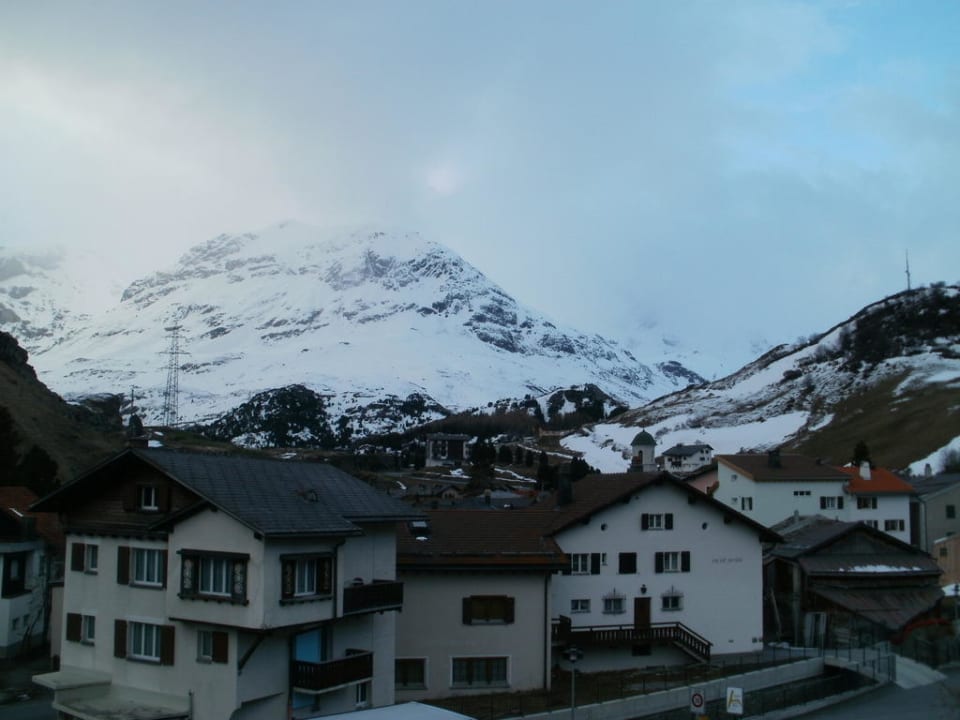 Vom Balkon - Ortschaft Bivio Hotel Grischuna