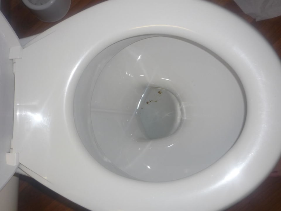 Les toilettes très sales en arrivant B&B Hôtel Marne-la-Vallée