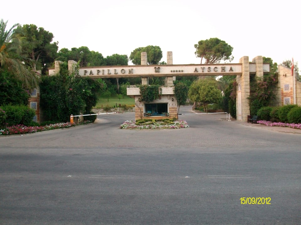 Einfahrt Hotelanlage Papillon Ayscha