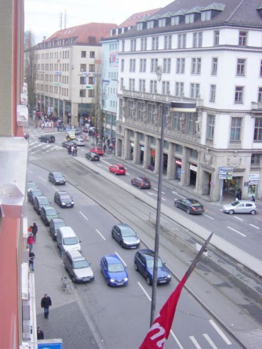 Ausblick Zimmer 320 (2) IntercityHotel München