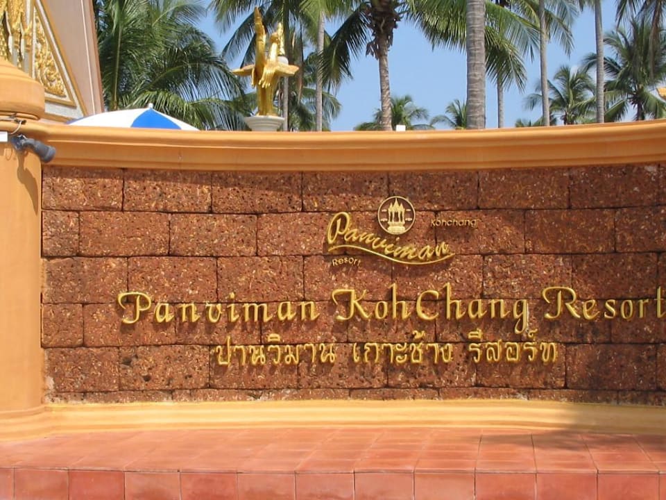 "Hotel-Visitenkarte" am Strand Santhiya Tree Koh Chang Resort