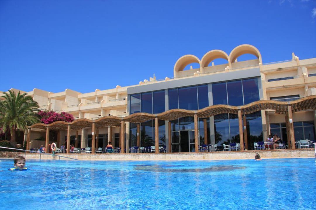 Hotel od strony basenu SBH Hotel Taro Beach