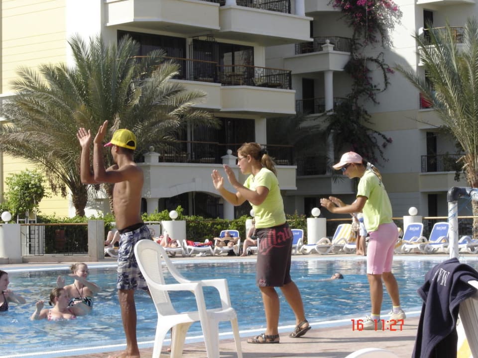 Animation am Pool SUNRISE Holidays Resort (Adults Only)