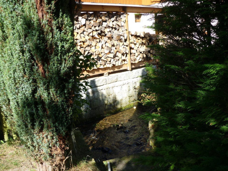 Kleines Bächlein im Garten Gasthof Sebnitztal