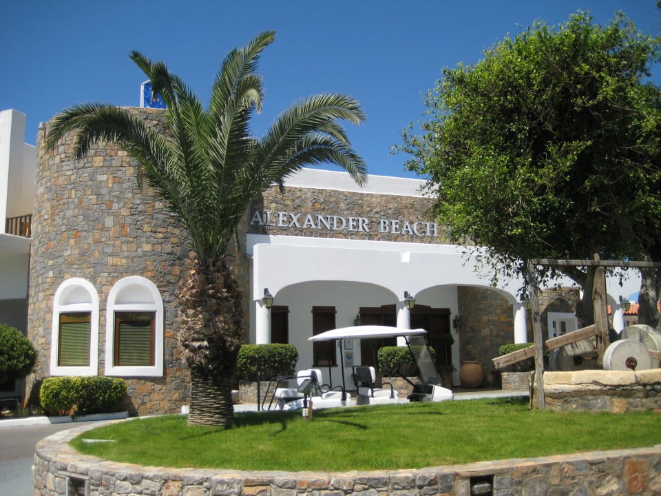 Haupthaus/Haupteingang Alexander Beach Hotel & Village Resort