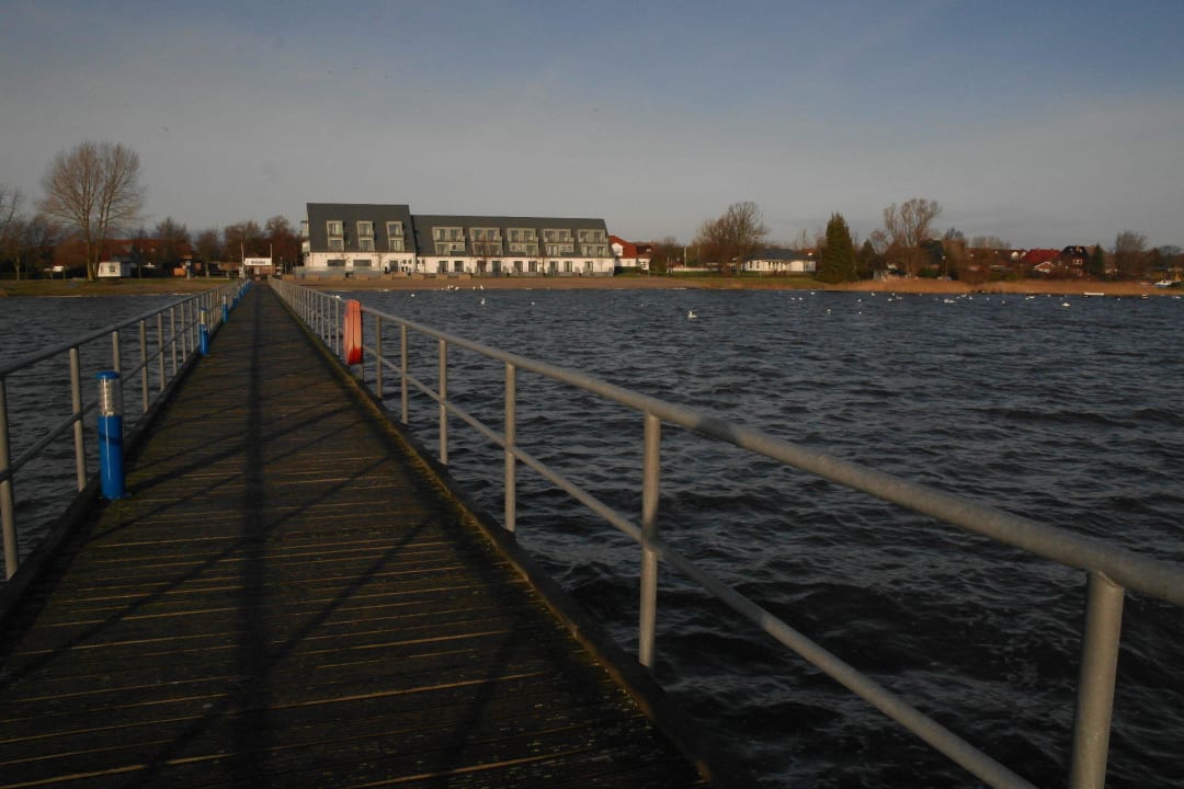 Strandhotel Dranske vom Schiffsanleger aus Strandhotel Dranske