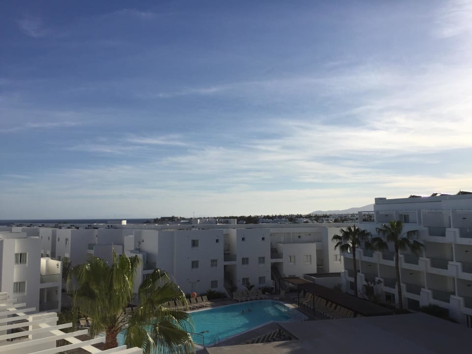 Der Ausblick auf den gemischten Pool Sentido Aequora Lanzarote Suite