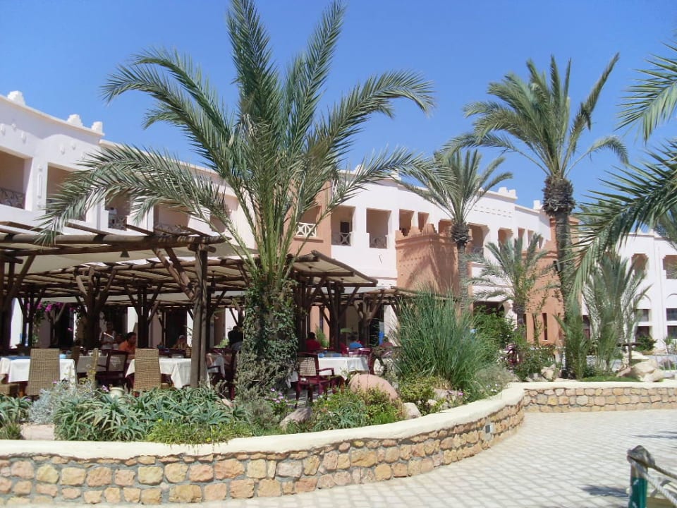 Hotelanlage mit Außenrestaurant Vincci Safira Palms