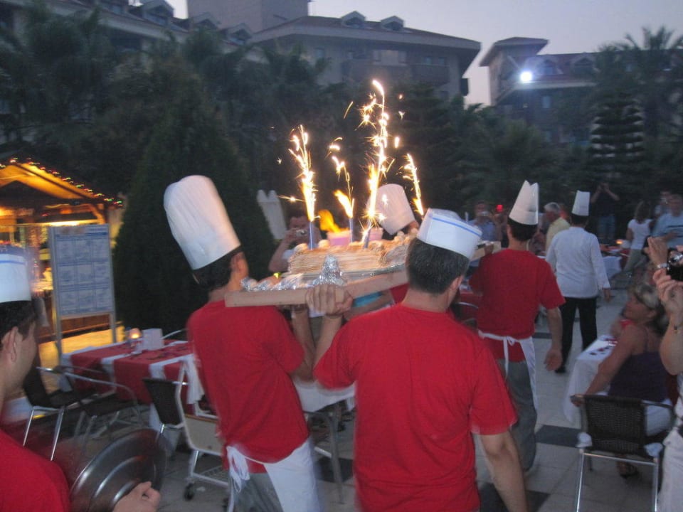 Торт из мороженого  Hane Family Resort