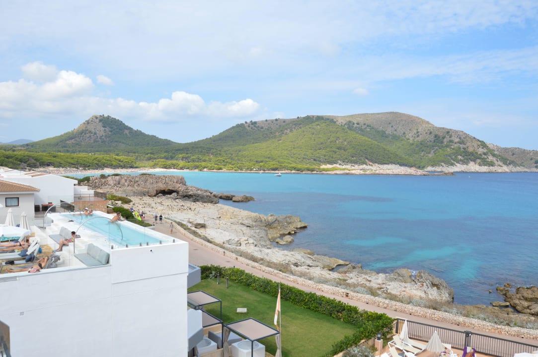 Bucht und Promenade vor dem Hotel HSM Regana - Adults Only