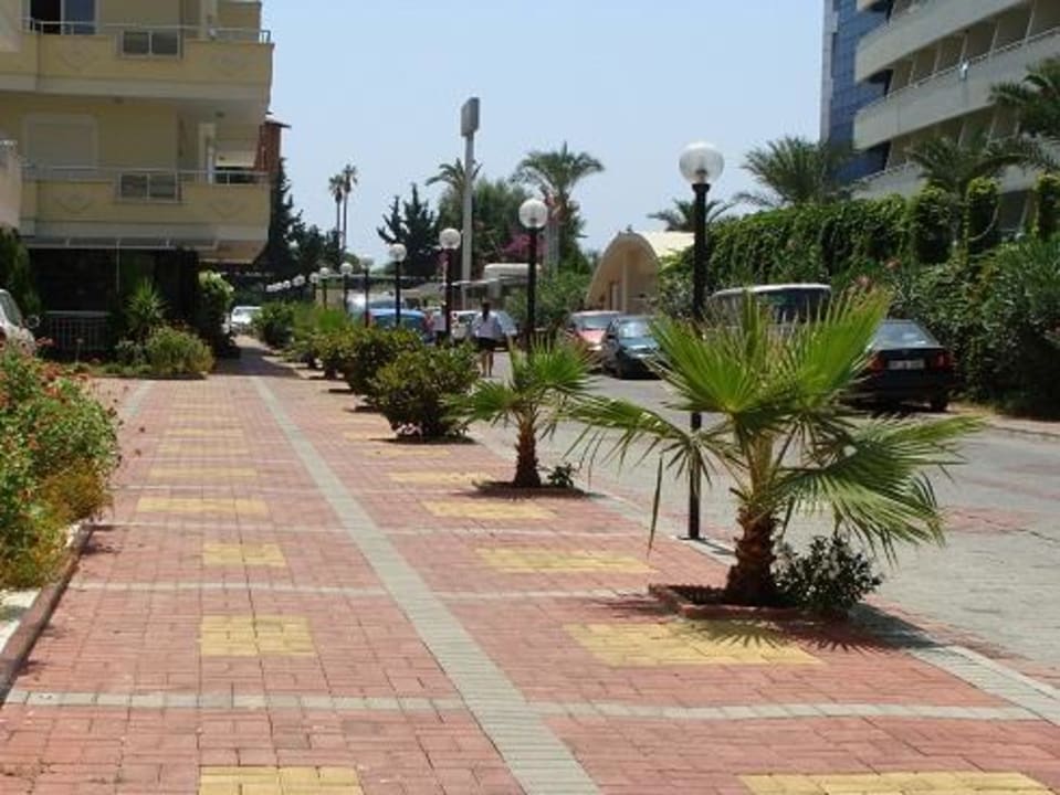 Улочка между отелями Club Turtas Beach Hotel