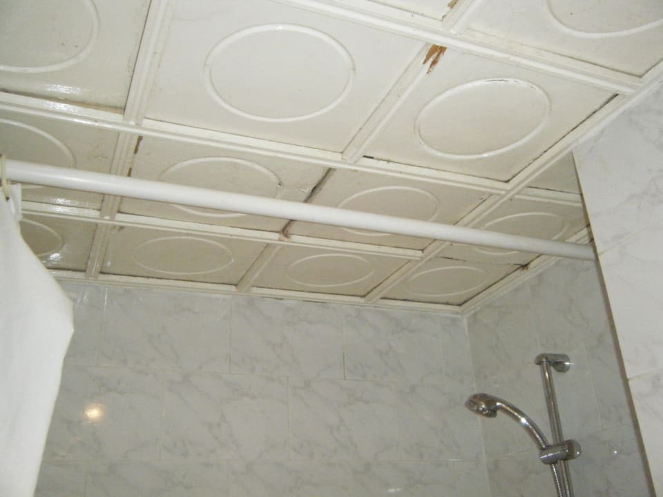 Schäbige Decke über der Dusche The Grand Hotel Hurghada