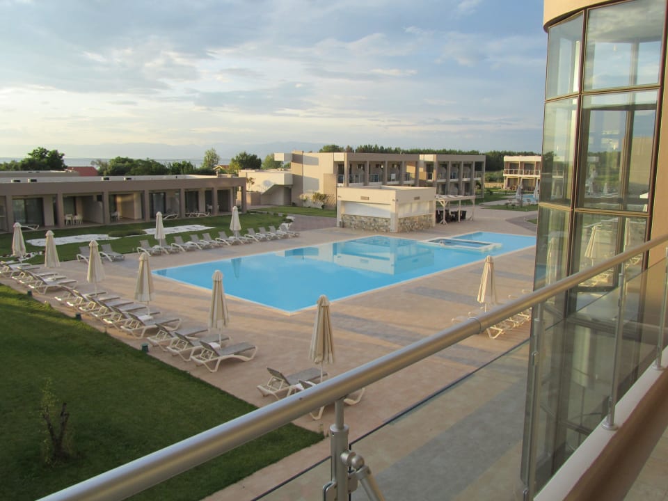 Vom Restaurant zum Main Pool Alea Hotel & Suites