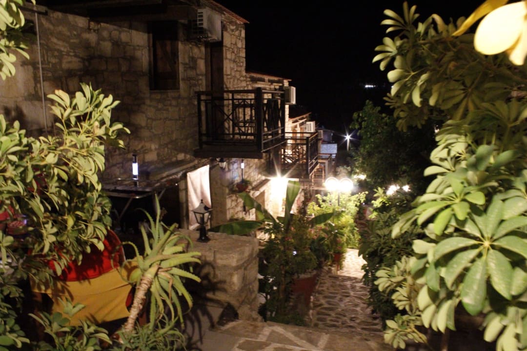 Nachts Stone Village Petrino Horio