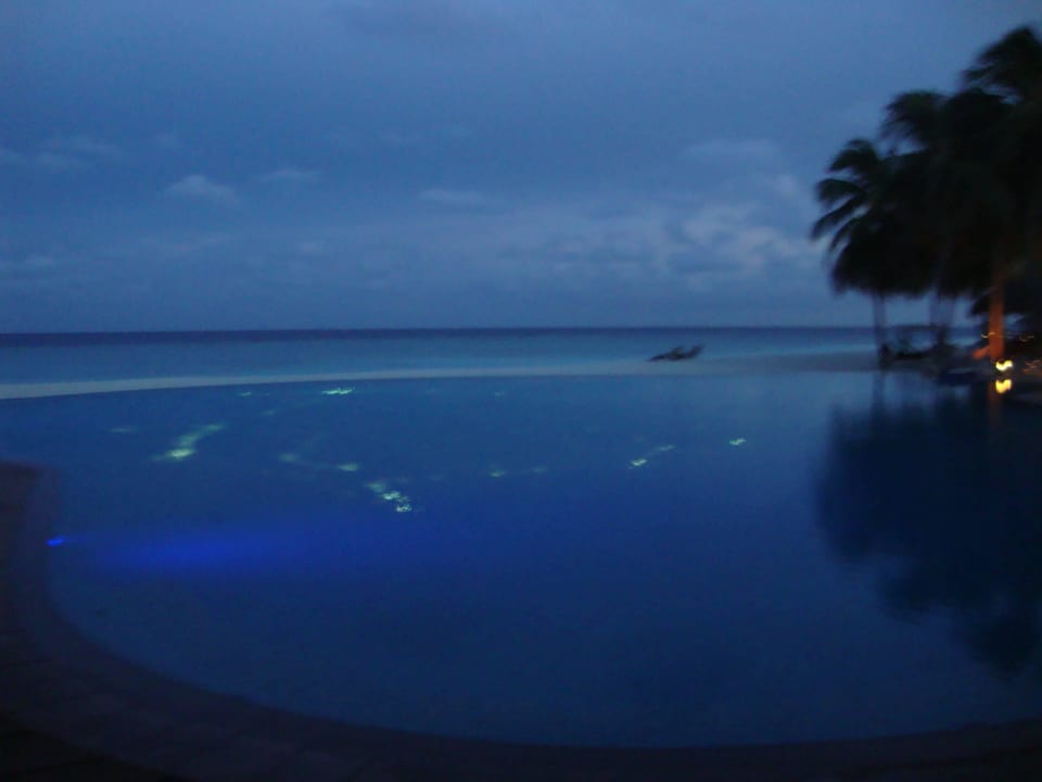 Poolanlage bei Nacht Veligandu Maldives Resort Island