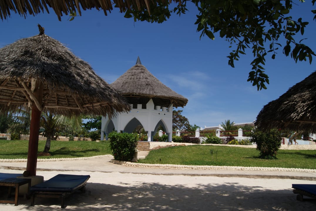 Strand mit Blick auf Hotelanlage Royal Zanzibar Beach Resort