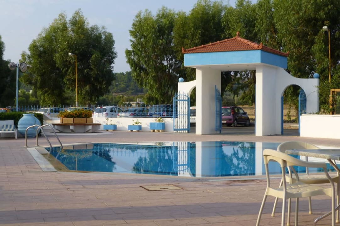 Eingang und kleiner Pool Hotel Muses