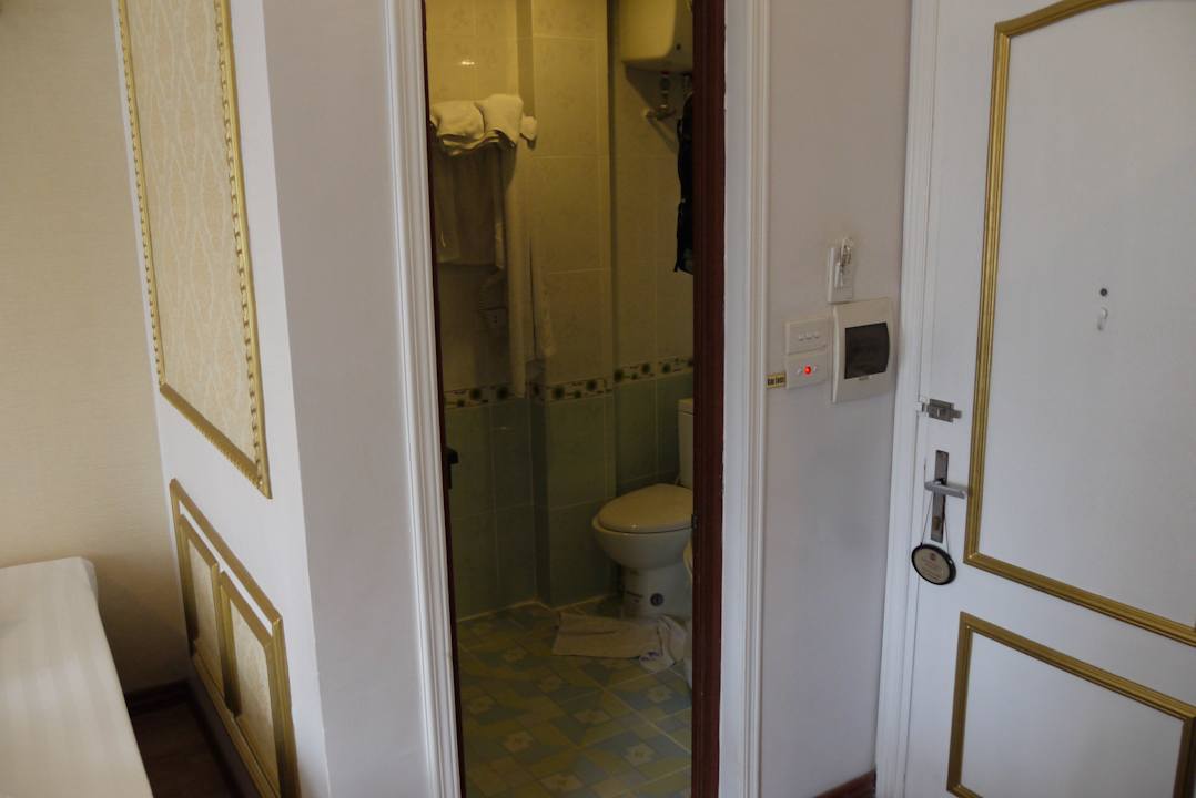 Bathroom in "suite" 602 Hotel Thaison Palace