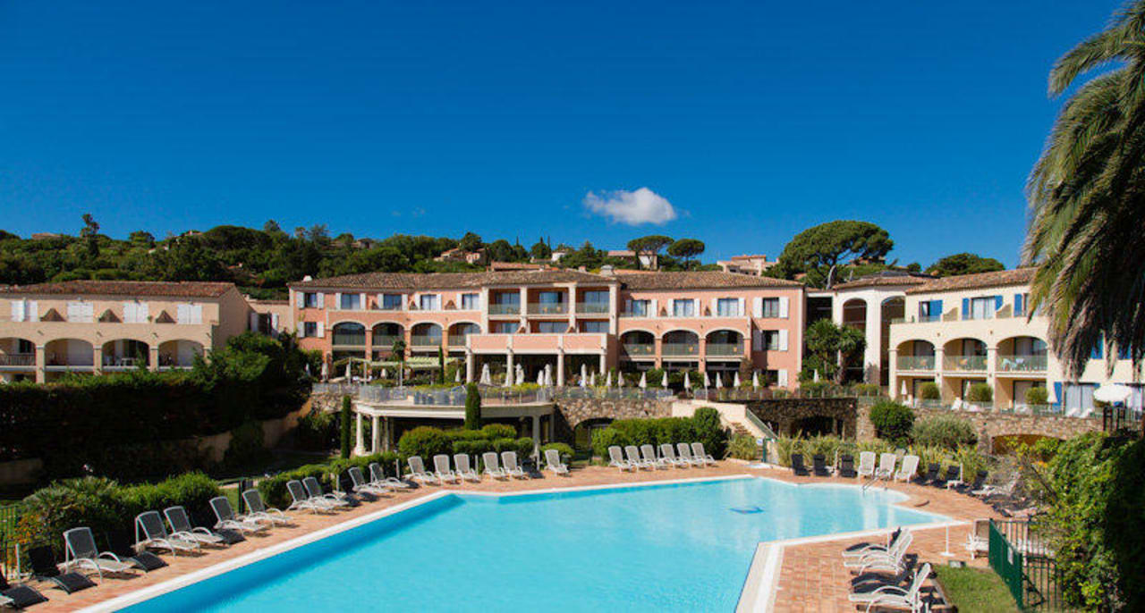 Plage de piscine avec bains de soleil Hotel Les Jardins de Sainte Maxime