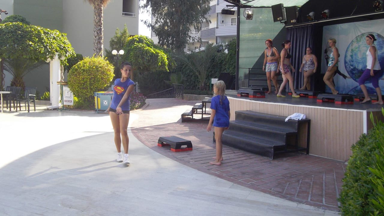 "Supergirl Ebru" bei der Arbeit Hotel Gardenia Beach