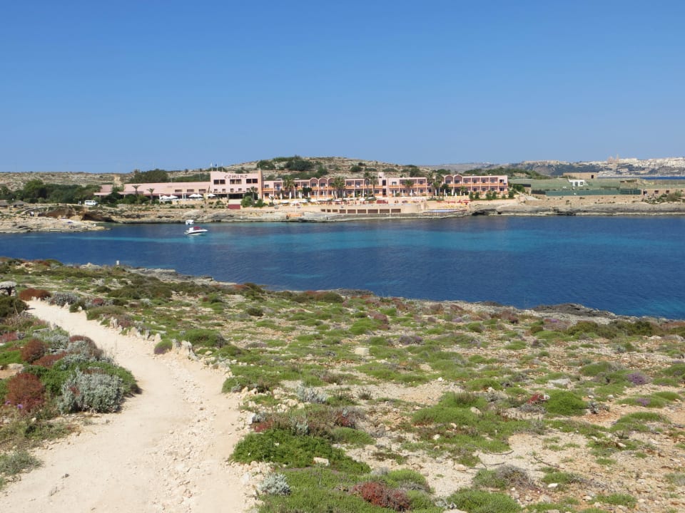 Der Weg Hotel zum Bungalow und der Ausblick am Weg Comino Hotel & Bungalows