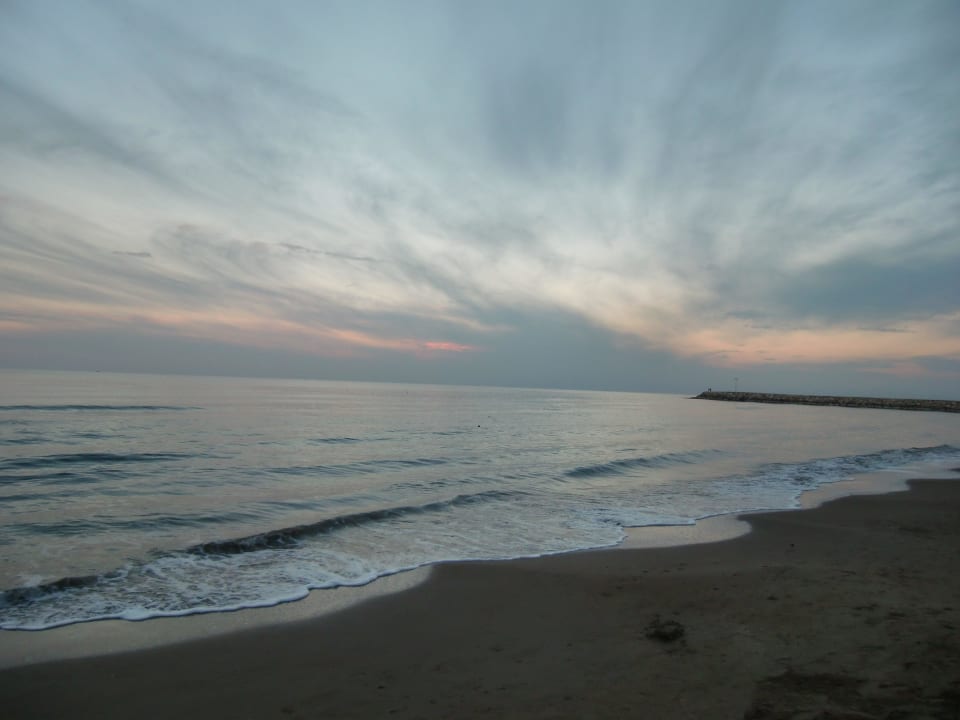 Strand an einem wolkigen Tag Port Side Resort Hotel